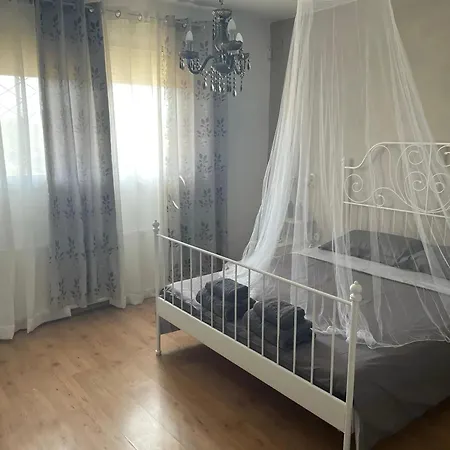 Spacious With Pool In Villa Tarragona